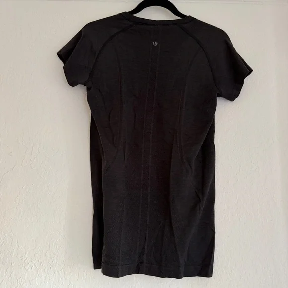 Lululemon Swiftly Tech Short-Sleeve Shirt in Black. Size 10 - Picture 4 of 5
